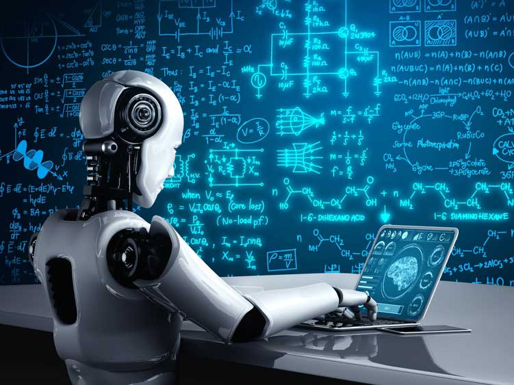 robot asezat la o masa cu un laptop care invata machine learning
