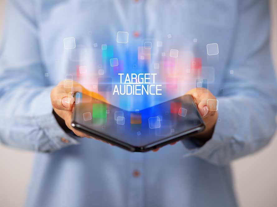 un om care tine in mana o tableta pe care este scris audience target